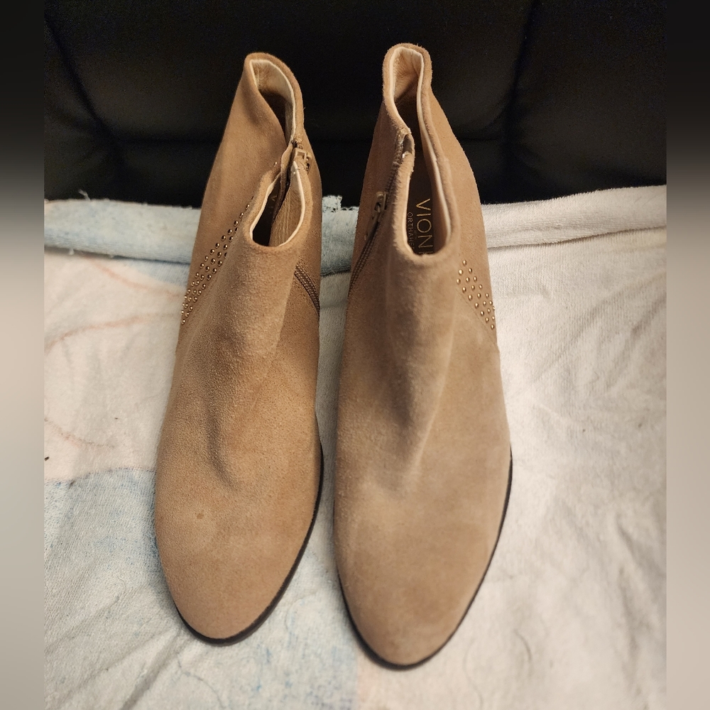 Like new,  women's size 11, tan, vionic booties